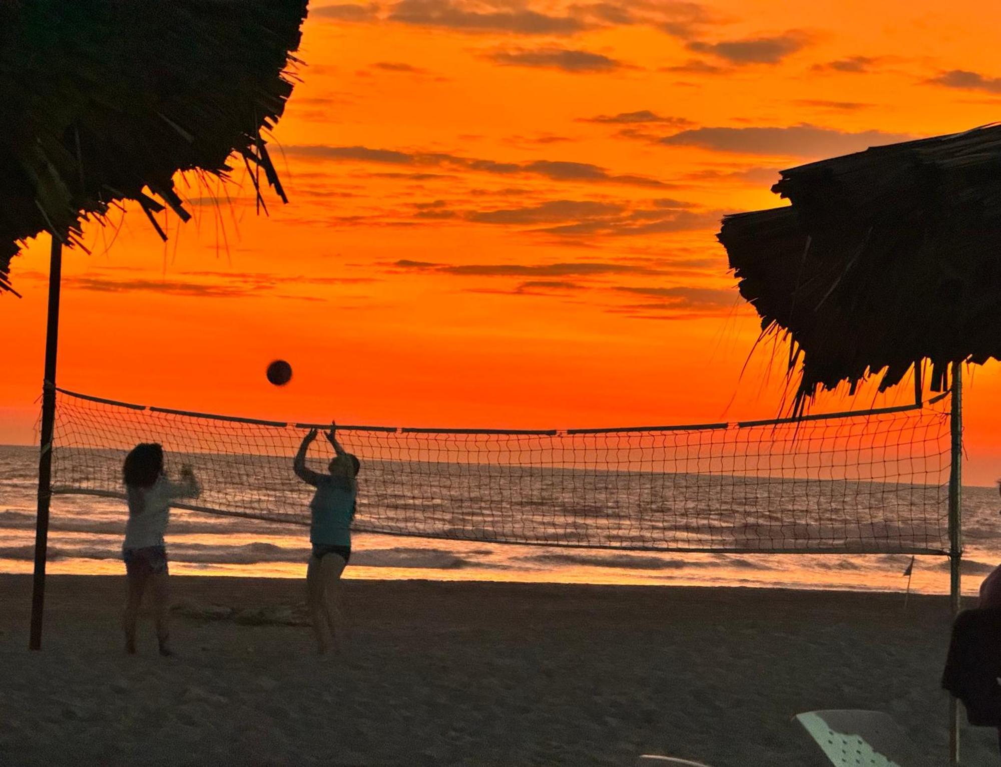 Hotel Tesoro Beach San Luis La Herradura ภายนอก รูปภาพ
