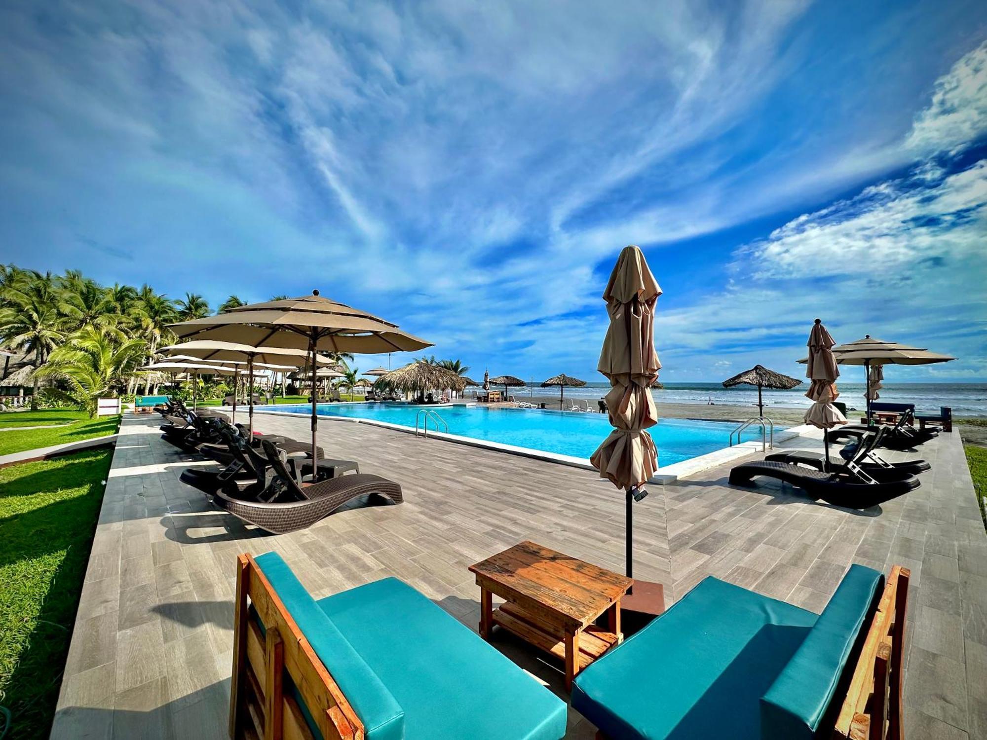 Hotel Tesoro Beach San Luis La Herradura ภายนอก รูปภาพ