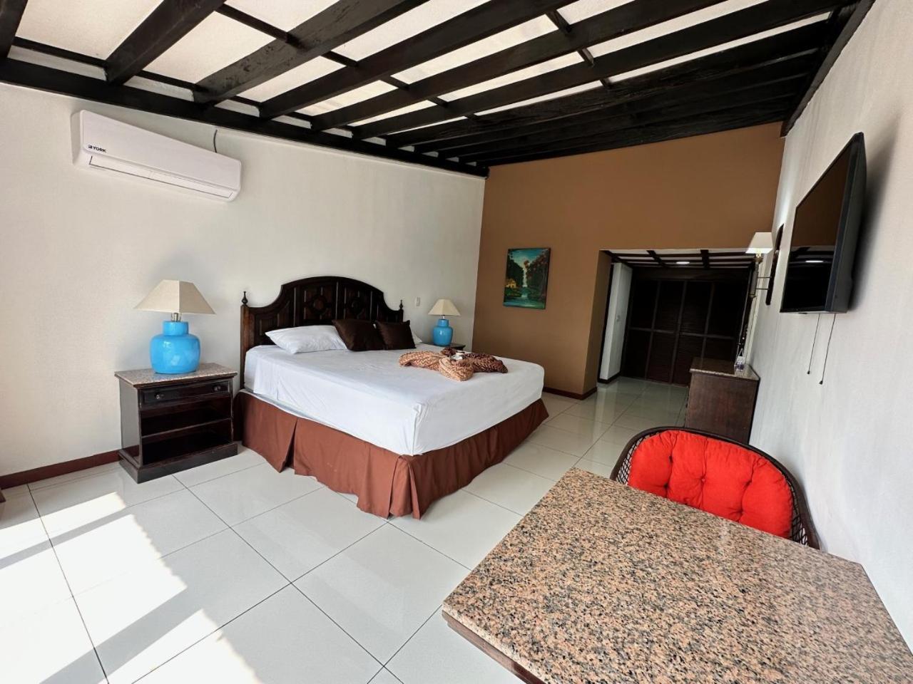 Hotel Tesoro Beach San Luis La Herradura ภายนอก รูปภาพ