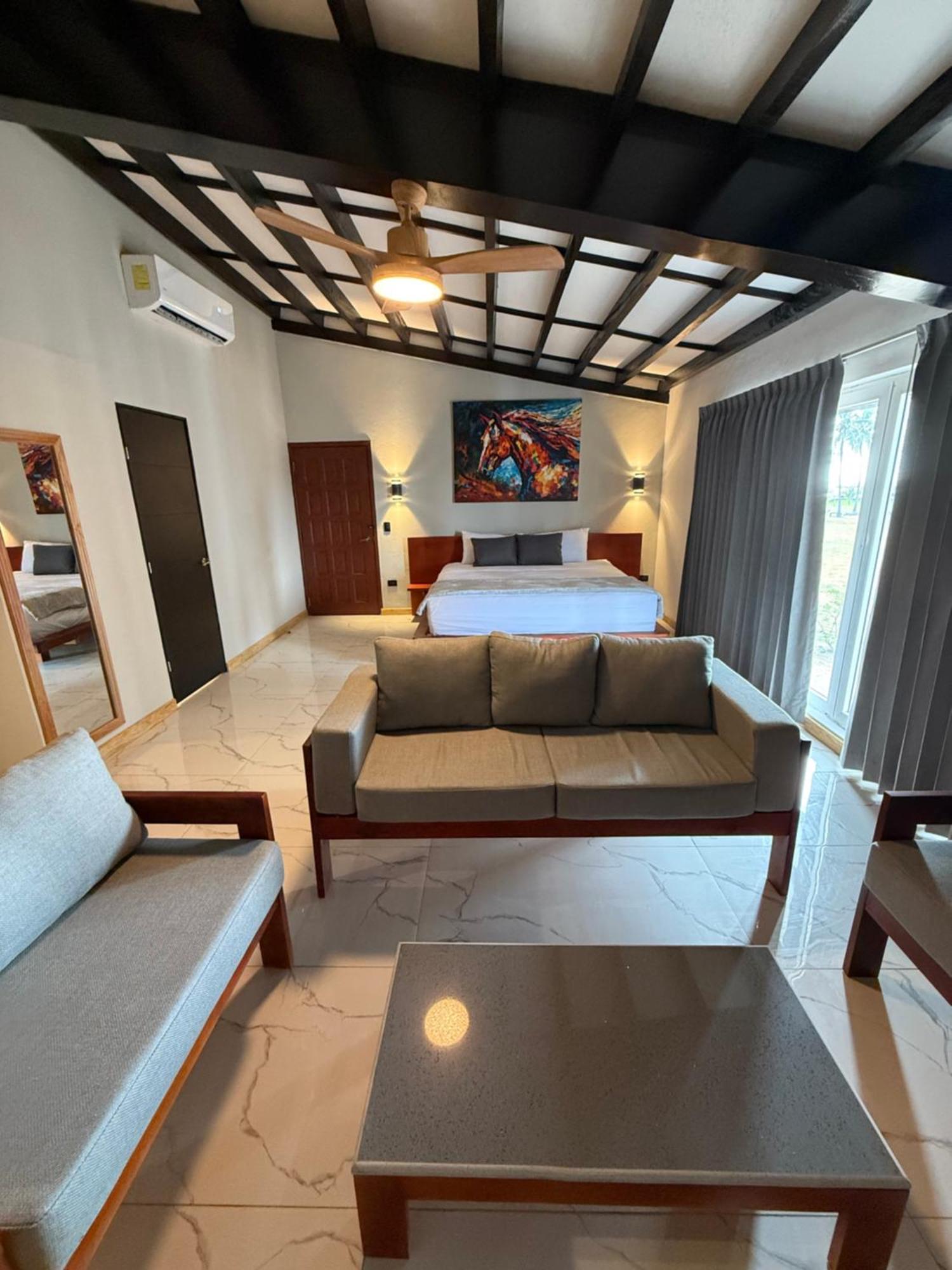 Hotel Tesoro Beach San Luis La Herradura ภายนอก รูปภาพ
